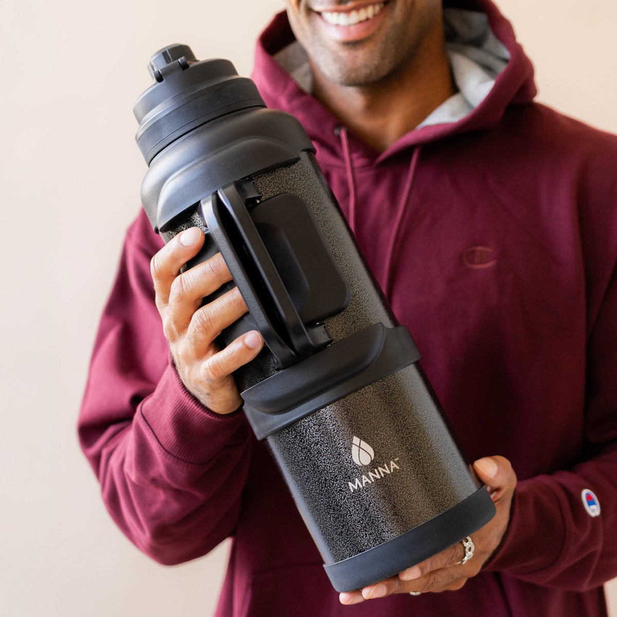 4l-titan-bottle-135-oz-e0 5Manna_Website_Lifestyles-29.jpg